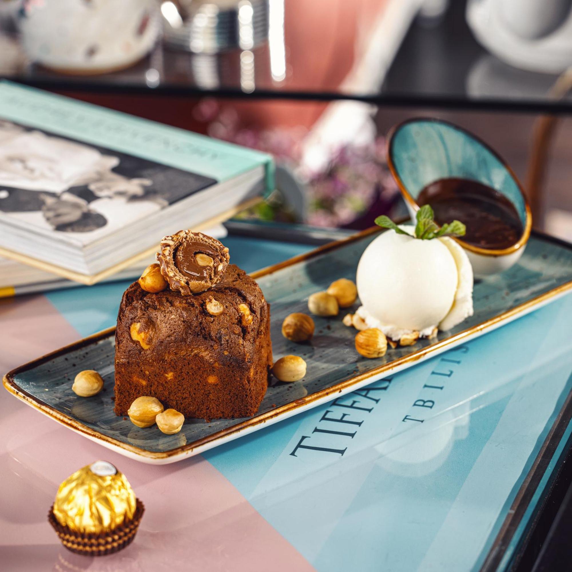 River Side Hotel Tbilisi Zewnętrze zdjęcie A dessert at Tiffany's